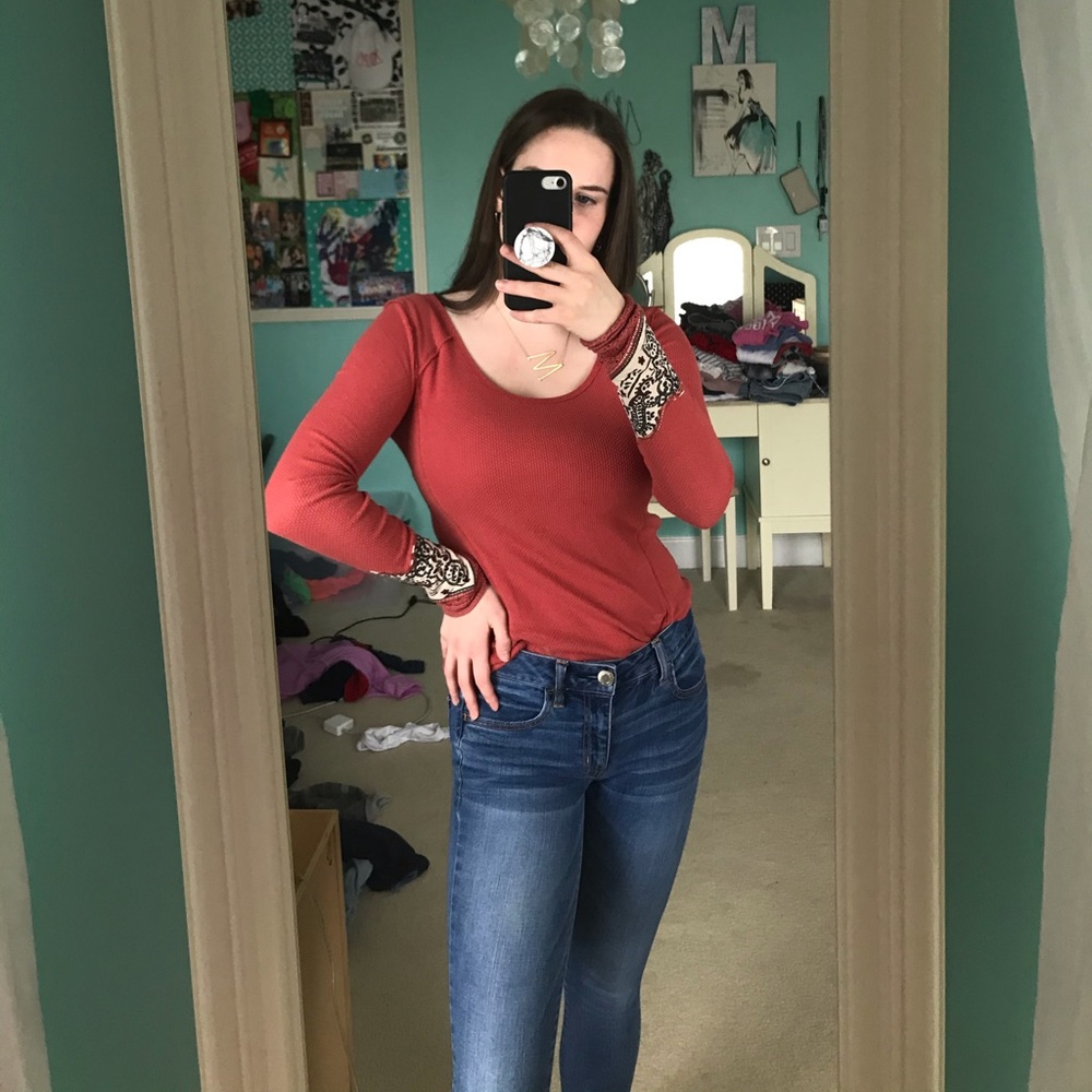 Free people rust colored tee with sleeve detailing